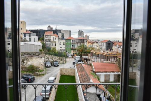 Comfortable&Central w/balcony-9 min walk Trindade