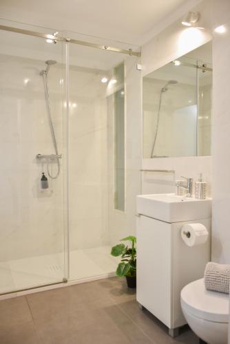 Comfortable&Central w/balcony-9 min walk Trindade