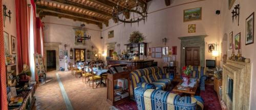 uma sala de estar com sofás e uma lareira em Meublé il Riccio em Montepulciano