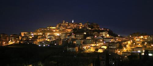 a view of a city at night with lights at Meublé il Riccio in Montepulciano