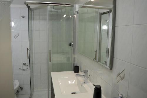 y baño con lavabo y ducha con espejo. en Rooms131, en Margherita di Savoia