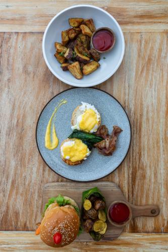 due piatti di colazione su un tavolo di legno di Sunrise Cottage a Nusa Penida