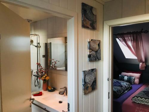 Легло или легла в стая в Ålesund downtown loft room with shared bathroom