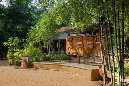 Taman di luar Pench Jungle Camp