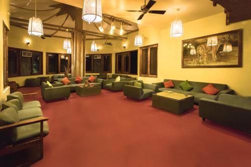 Ruang duduk di Pench Jungle Camp