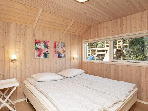 Three-Bedroom Holiday home in Rødby 38 tesisinde bir odada yatak veya yataklar