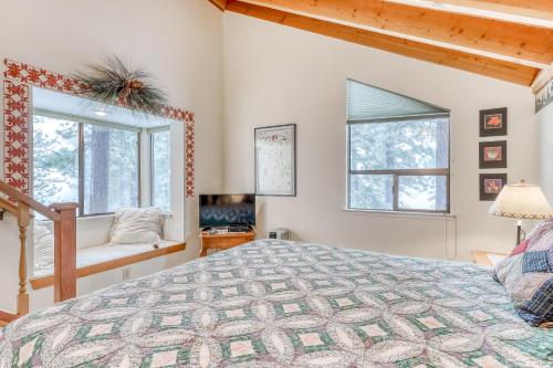 une chambre avec un lit et deux fenêtres dans l'établissement Northstar Condo in the Trees, à Truckee