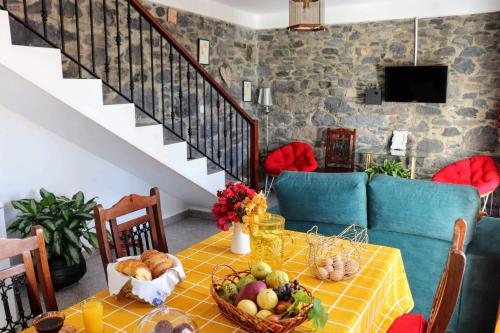- une salle à manger avec une table et de la nourriture dans l'établissement Quinta Terezinha, à Ribeira Brava
