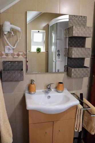a bathroom with a sink and a mirror at Quinta Terezinha in Ribeira Brava