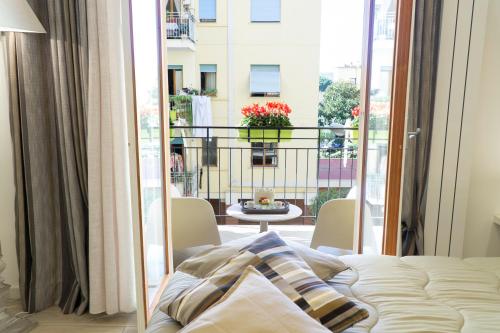una camera con letto e balcone di Al Parco Verde B&B a Sorrento
