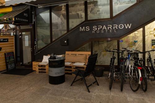 una tienda con bicicletas estacionadas frente a un edificio en MS Sparrow Hostel, en Liubliana