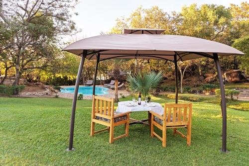 Un jardín fuera de Safari Beach Lodge