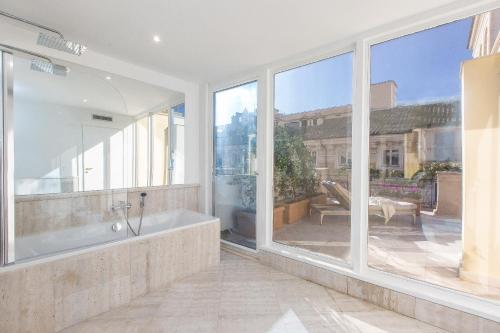 A bathroom at Amazing Penthouse Piazza Venezia