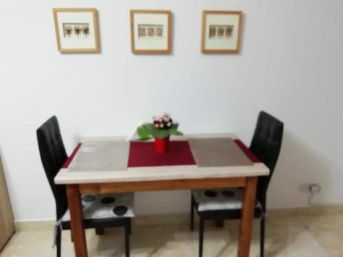 mesa de comedor con 2 sillas y mantel en Citadel View Studio Penthouse en Kerċem