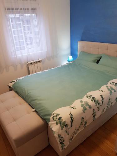 Krevet ili kreveti u jedinici u okviru objekta Apartman KEJ BLUE free parking