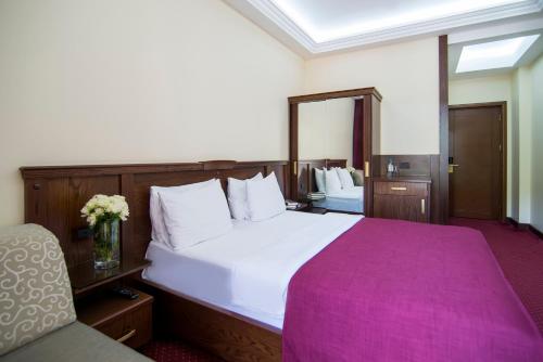 
Кровать или кровати в номере Elegant Hotel & Resort

