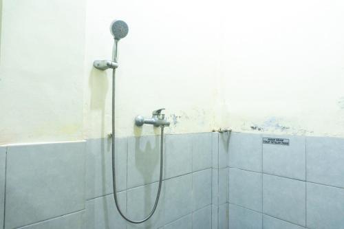 Bilik mandi di RedDoorz @ Gatot Subroto Ende