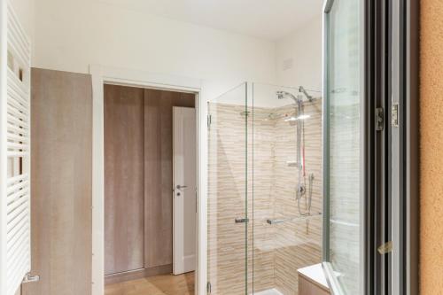 A bathroom at Colorful Boccaccio Apartment