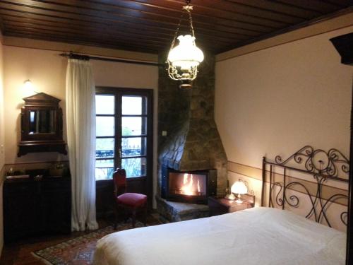 Sklíthron的住宿－Guesthouse Agonari，一间卧室设有一张床和一个壁炉