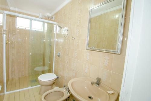 Un baño con inodoro, lavabo y ducha. en CAMILA, en Bombinhas