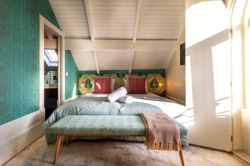 A bed or beds in a room at Harbour Inn Design Townhouse
