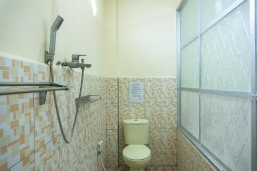 A bathroom at RedDoorz near H. Hasan Aroeboesman Airport