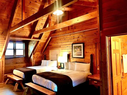 um quarto com 2 camas num chalé de madeira em Mountain Top Inn and Resort em Warm Springs