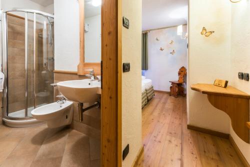 A bathroom at Rifugio Lago Nambino