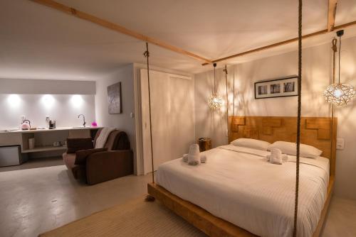 1 dormitorio con cama con dosel y sala de estar. en Εn Kanaliois, en Kanália