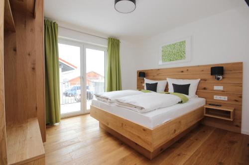 ein Schlafzimmer mit einem Bett und einem großen Fenster in der Unterkunft Alpenglück in Wertach