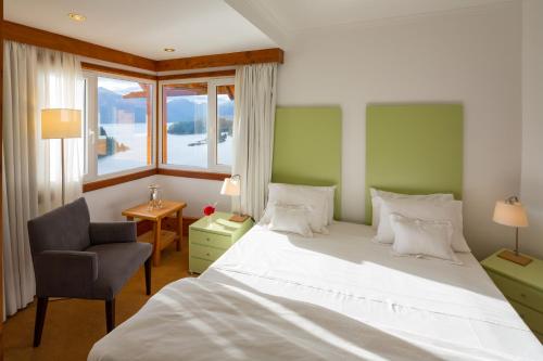 เตียงในห้องที่ Hostería Isla Victoria Lodge