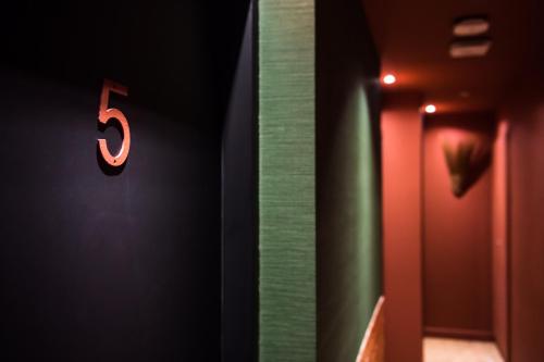 a number six on a wall in a room at Maison Volver in Arles