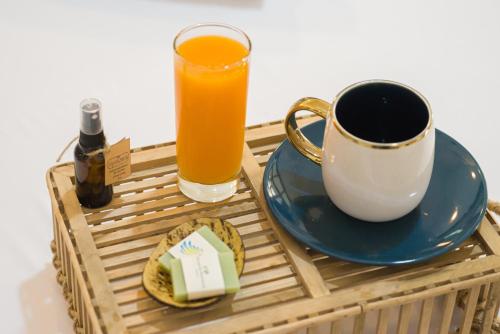 a table with a cup of orange juice and a drink at Colina de Montalva in Tarapoto