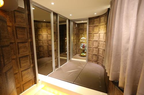 a walk in shower with glass doors in a room at Yosemite Motel - Taiyuan Branch in Taichung