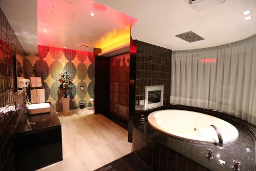 a large bathroom with a tub and a rainbow at Yosemite Motel - Taiyuan Branch in Taichung