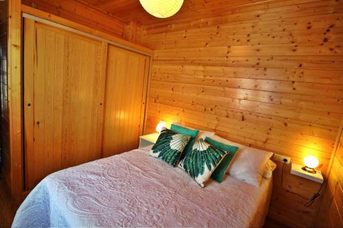 een slaapkamer met een bed met vier kussens bij Apartadiño in Pobra do Caramiñal