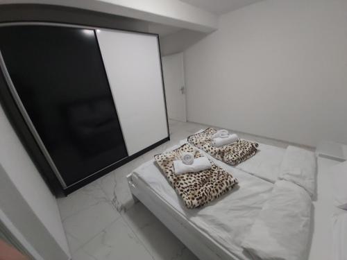 a bathroom with a television and two folded towels at XXL APARTMENTS CiTY CENTAR in Bitola
