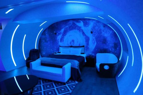 a blue room with a bed and a blue wall at Yosemite Motel - Taiyuan Branch in Taichung