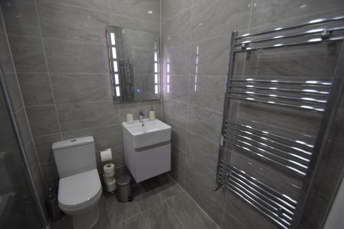 Ένα μπάνιο στο Sapphire House Telford