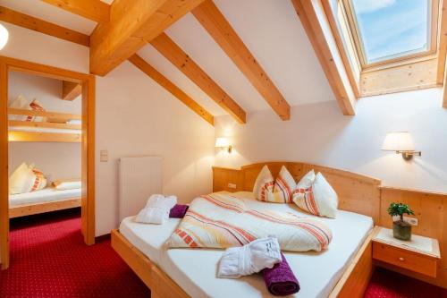 a bedroom with a bed in a room at Residence Kahn in Santa Maddalena in Casies