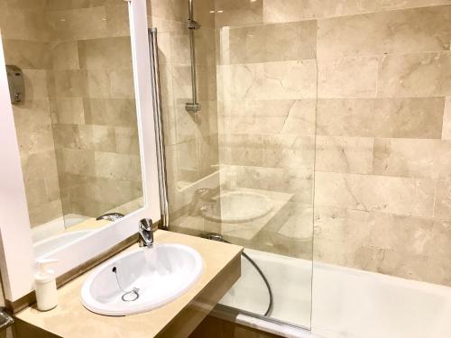 Ένα μπάνιο στο MI CAPRICHO B17 Beachfront Apartment