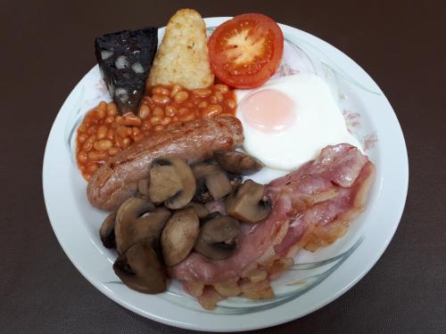 une plaque de nourriture avec des œufs, des saucisses, des haricots et des tomates dans l'établissement Kimberley House, à Whitby