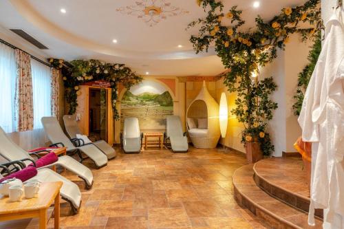 a hair salon with chairs and a table in a room at Residence Kahn in Santa Maddalena in Casies
