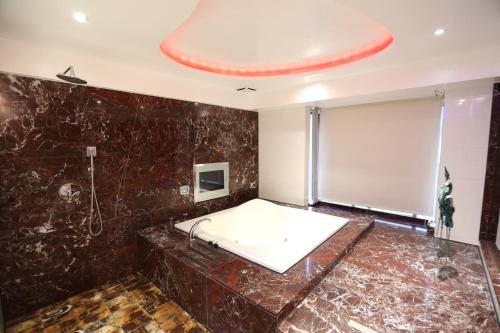 a large bathroom with a shower and a whiteboard at Yosemite Motel - Taiyuan Branch in Taichung