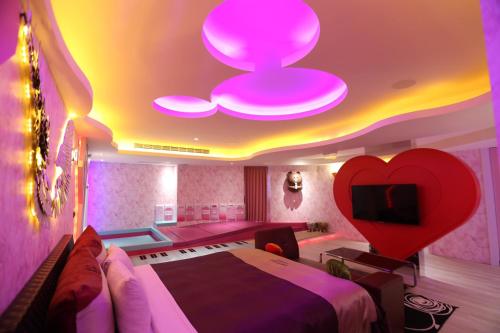 a room with a bed and a heart on the ceiling at Yosemite Motel - Taiyuan Branch in Taichung