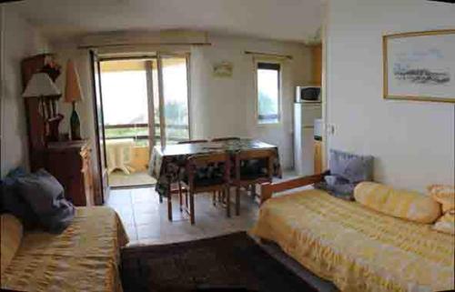 una habitación con dos camas y un escritorio y una mesa en Anglet face à l'océan, en Anglet