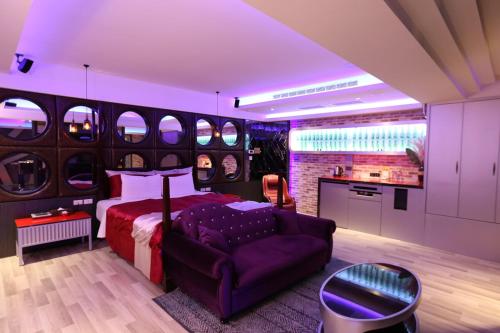 a bedroom with a bed and a couch at Yosemite Motel - Taiyuan Branch in Taichung