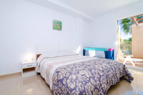 プラヤ・フラメンカにあるBosqueの白いベッドルーム(ベッド1台、窓付)