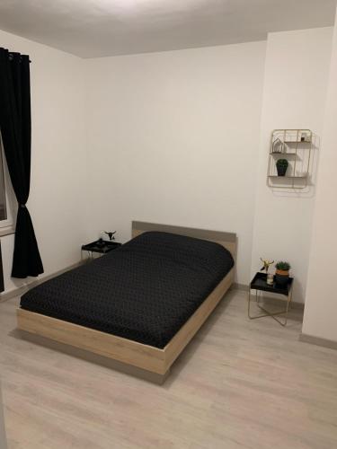 una camera con un grande letto di Appartement vue mer poste bleu a Malo-les-Bains