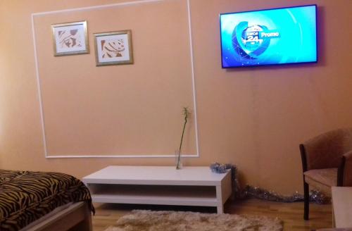 a living room with a tv on the wall at Apartament Central in Piatra Neamţ